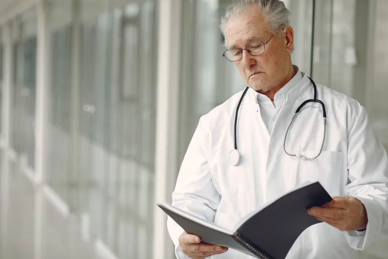 Illustration médicale civile : un médecin examine un dossier