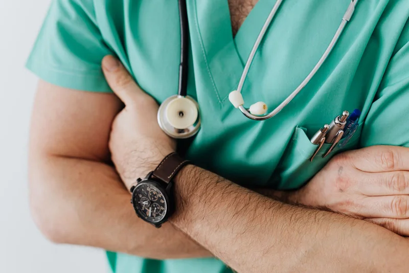 Photographie d’illustration médicale : tenue de soins et stéthoscope
