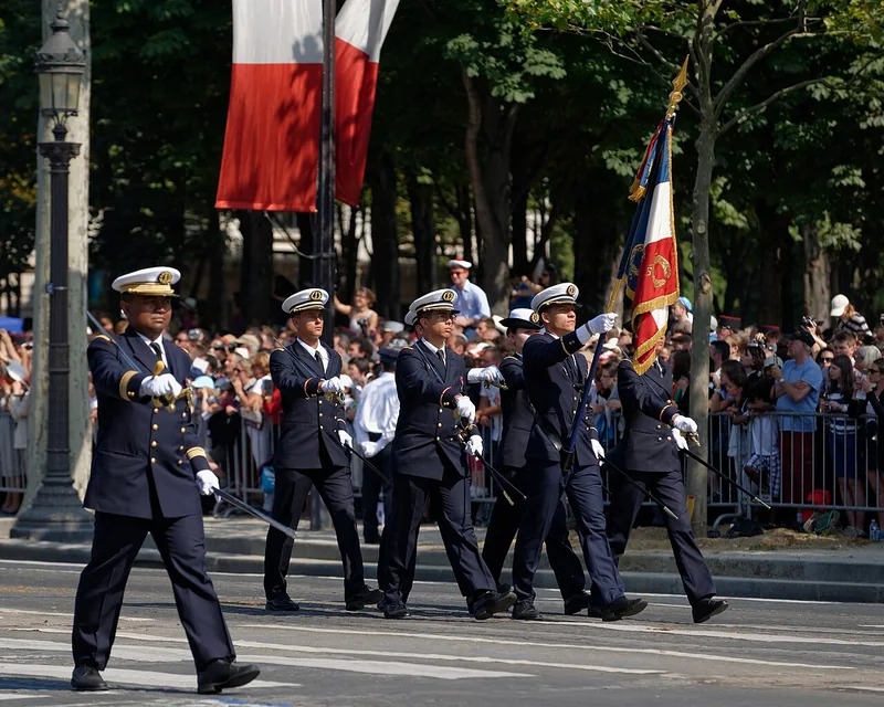 Garde au drapeau de l’École de santé des armées au défilé du 14 juillet 2013 à Paris